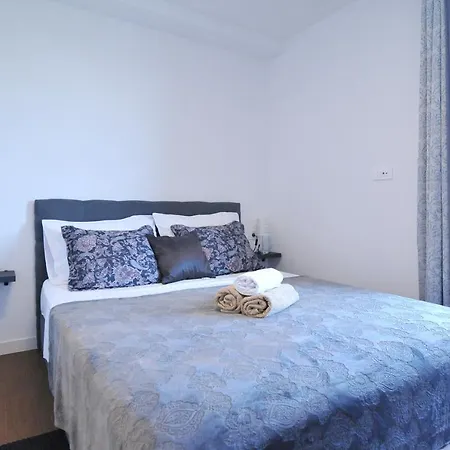 Novi Apartman Beti Blizu Plaze S Besplatnim Parkingom, Puntamika - Apartamento