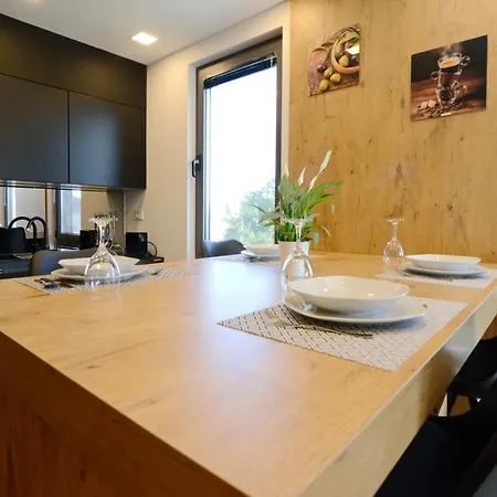 Novi Apartman Beti Blizu Plaze S Besplatnim Parkingom, Puntamika - Apartamento