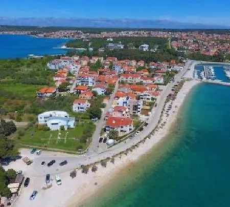 Novi Apartman Beti Blizu Plaze S Besplatnim Parkingom, Puntamika - Apartamento